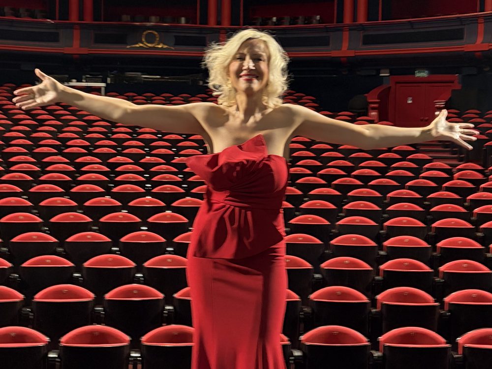 Iza Połońska w czerwonej sukni na scenie teatru